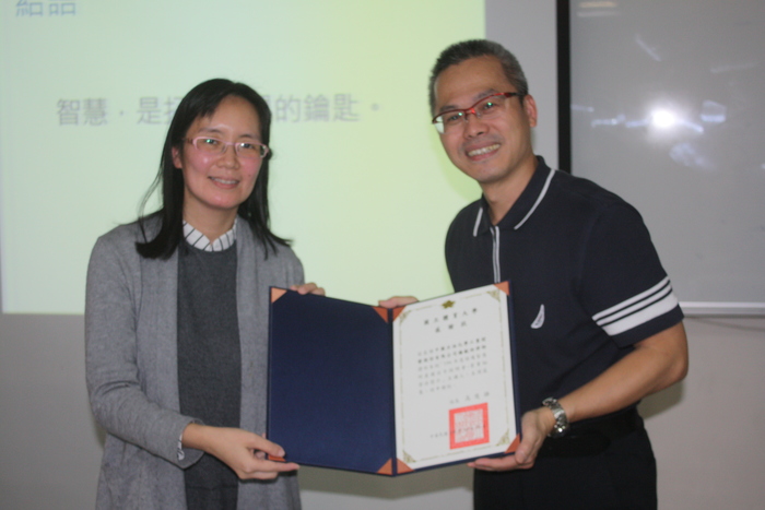 本校產學合作與創新育成中心主任頒發感謝狀給楊敏玲律師